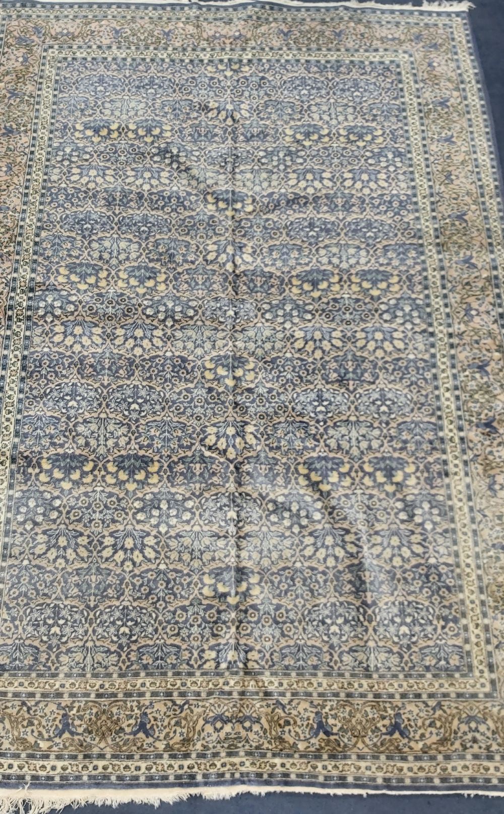 A Kashan carpet, 298 x 207cm
